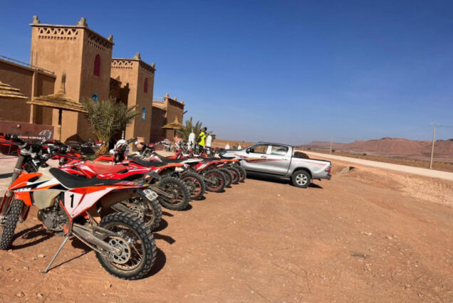 Moto KTM de Enduro en el desierto del Sahara de Marruecos