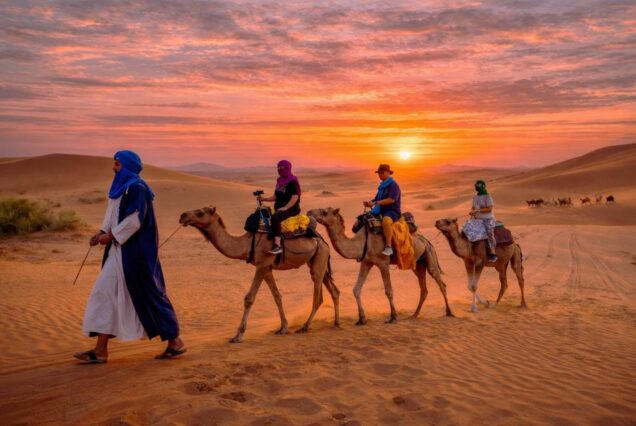 Tour de 12 Días desde Marrakech por Chefchaouen Fez y Desierto