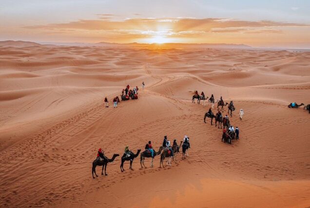 Tour de 12 Días desde Marrakech por Chefchaouen Fez y Desierto