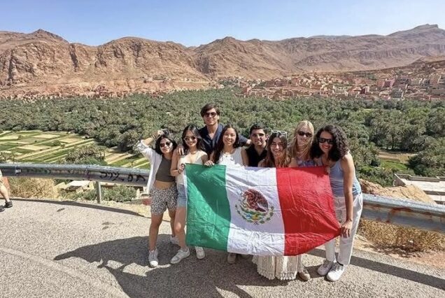 Tour de 12 Días desde Marrakech por Chefchaouen Fez y Desierto