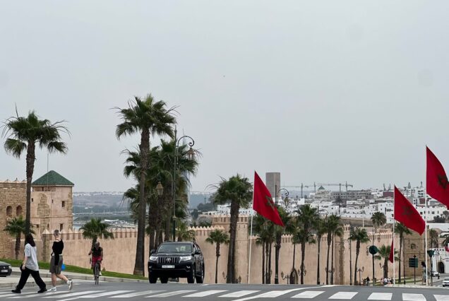 Tour de 12 Días desde Marrakech por Chefchaouen Fez y Desierto